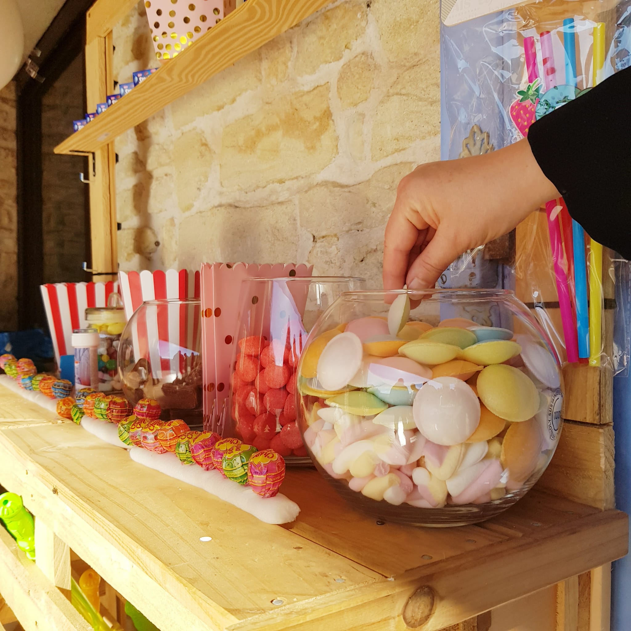 Main prenant un bonbon