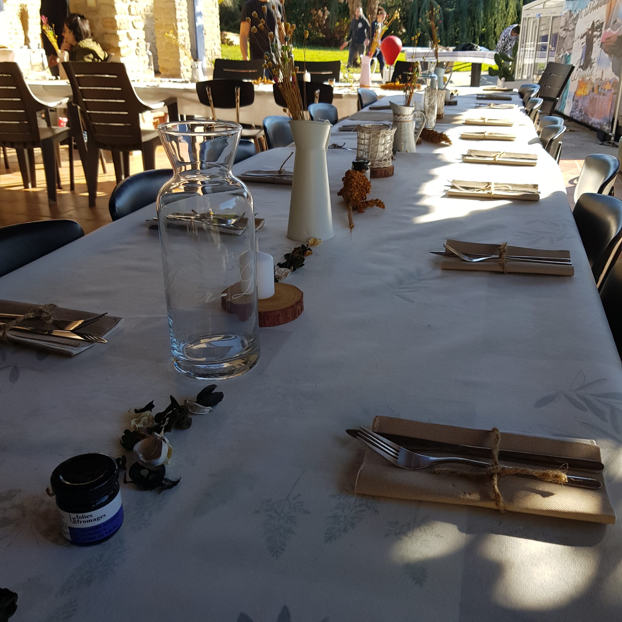 Table dressée sur la terrasse